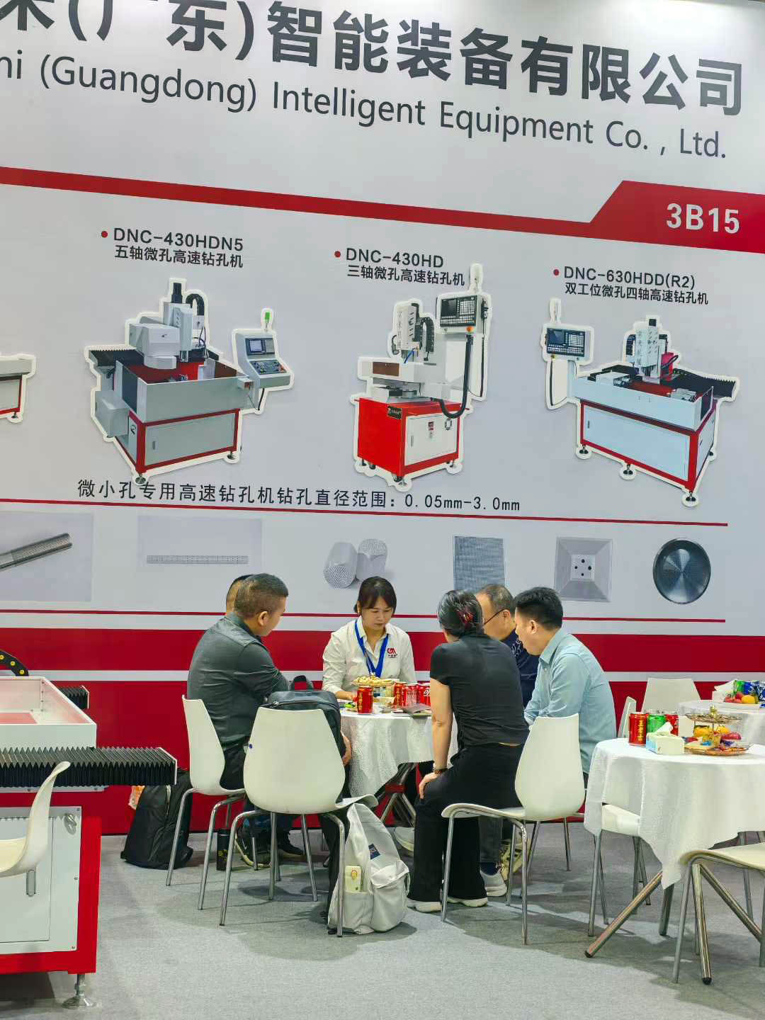 DUOMI sales representatives are negotiating with the customer.jpg