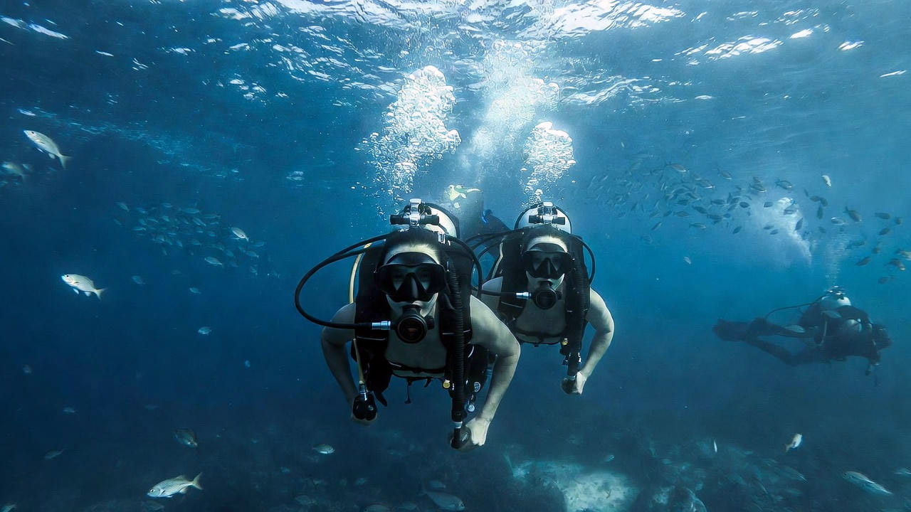 Essential Deep-Diving Scuba Tank Equipment