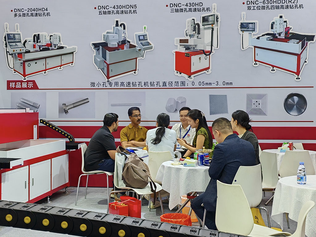 Foreign clients held contract negotiations with DUOMI’s technical director.jpg