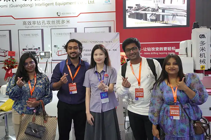 兴多米外贸经理与展会客户现场交流