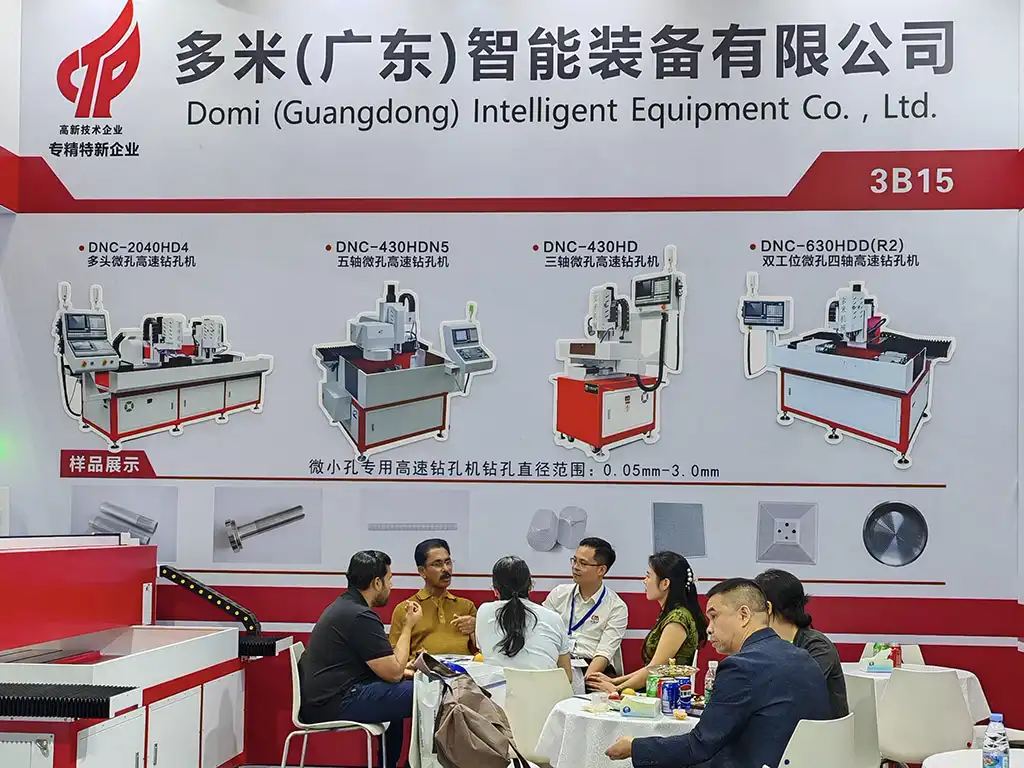 兴多米产品经理与海外客户洽谈技术细节