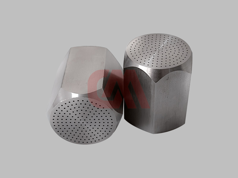 The CNC drilling machine drills many small holes on the faucet cap