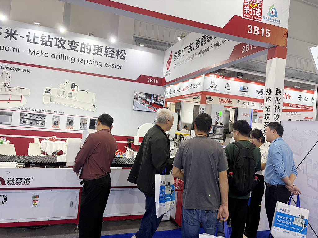 The professionalism of DUOMI CNC equipment attracted many visitors' attention