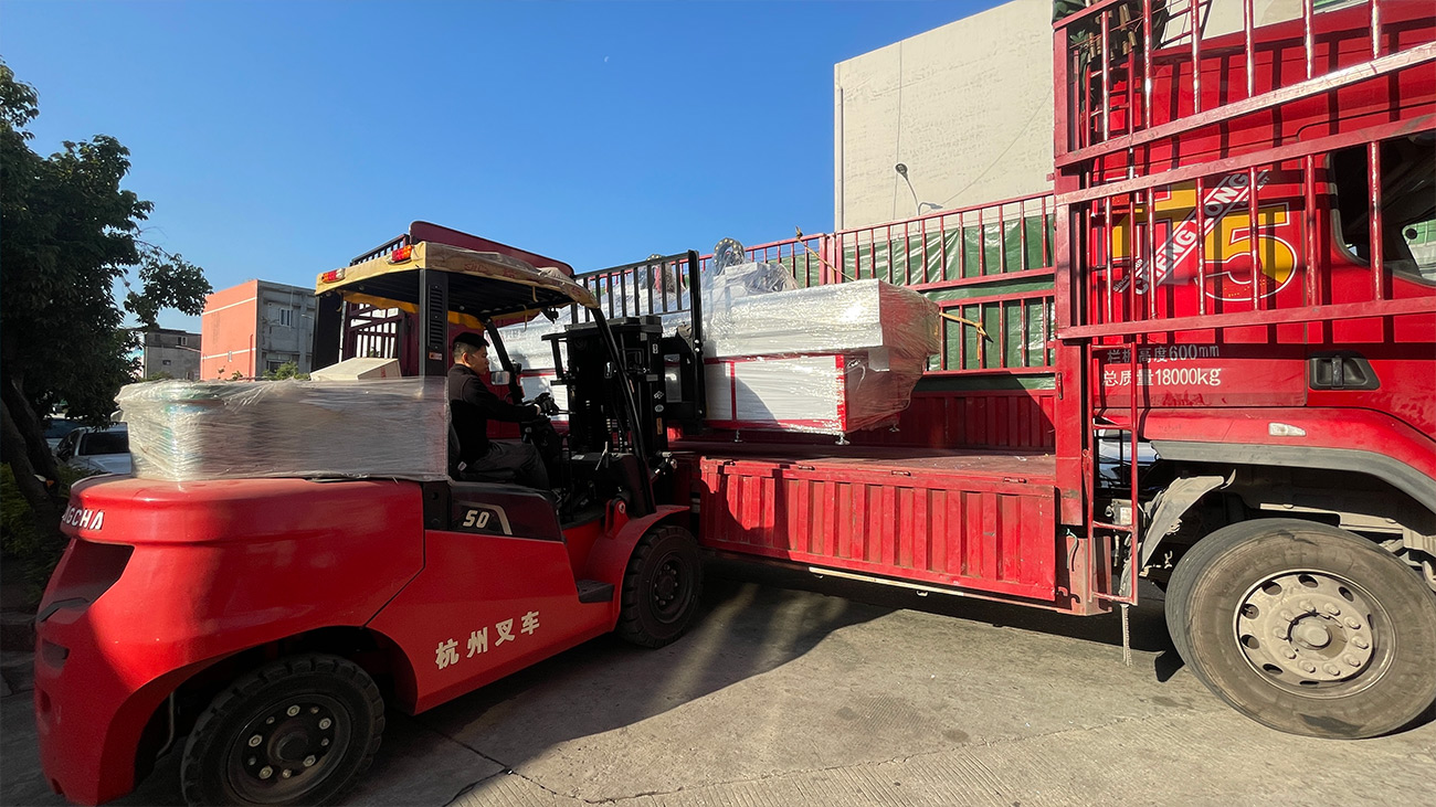 Real Shipment Scene of DUOMI Gantry-Type Eight-Spindle CNC High-Speed Micro Hole Drilling Machine