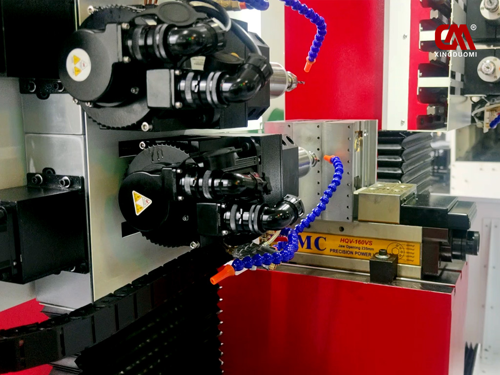 The four-spindle horizontal CNC drilling and tapping machine is currently machining metal components