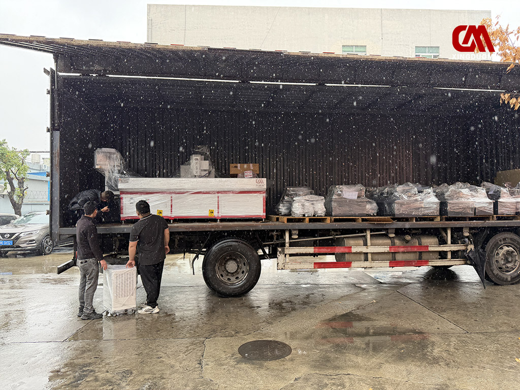 DUOMI CNC machines are being loaded and shipped to the customer's site