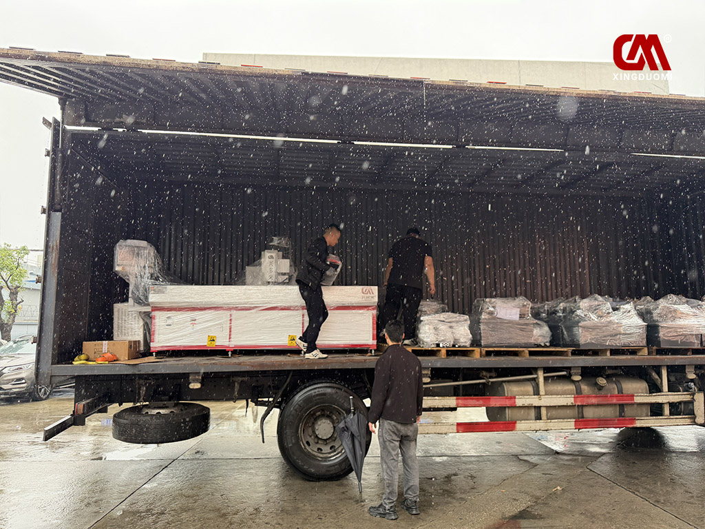 DUOMI CNC machines are being loaded onto trucks for delivery to the customer